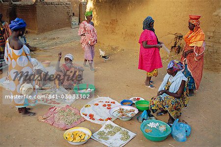 Bambara women in the market, Segoukoro, Segou, Mali, Africa