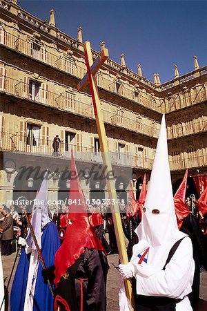 Büßer tragen Kreuze in Prozession auf der Plaza Mayor während der Karwoche, Salamanca, Kastilien-Leon, Spanien, Europa
