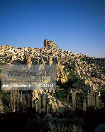 Vue d'Uchisar avec maisons taillées dans des formations de roche conique, Uchisar, Cappadoce, Anatolie, Eurasie