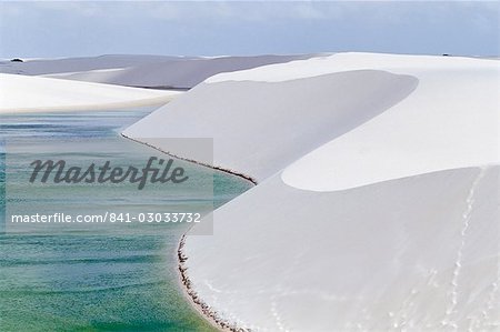 Lagoa Azul (Blue lagoon) et les dunes de sable au Parque Nacional dos Lencois Maranhenses, Brésil, Amérique du Sud