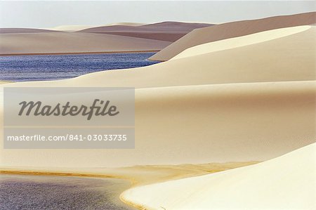 Dunes de sable près de Lagoa Bonita (belle lagune) à Parque Nacional dos Lencois Maranhenses, Brésil, Amérique du Sud