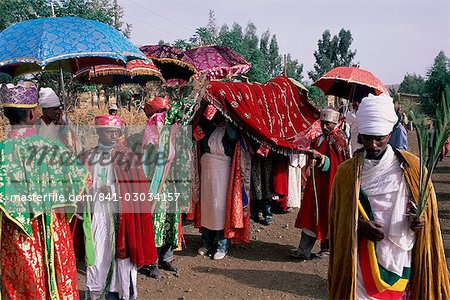 Hommes en procession pendant la fête chrétienne des Rameaux, Axoum (Axoum) (Aksoum), région du Tigré, en Ethiopie, Afrique