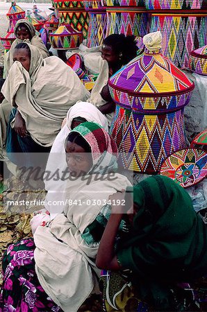 Frauen in Korb-Arbeitsmarkt, Axoum (Axum) (Aksum), Tigre Gebiet, Äthiopien, Afrika