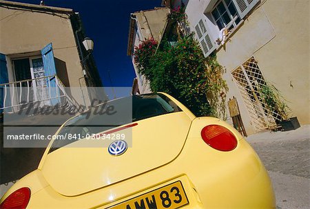 Voiture coccinelle jaune, St. Tropez, Cote d'Azur, France