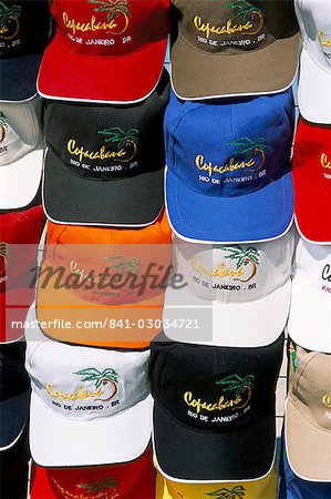 Piles de chapeaux pour vente, Rio de Janeiro, au Brésil, en Amérique du Sud