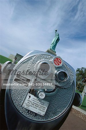 Longue portée de jumelles et la Statue de la liberté, New York City, New York, États-Unis d'Amérique, l'Amérique du Nord