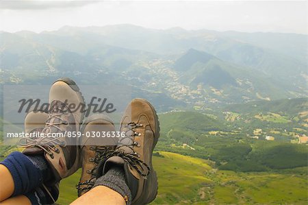 Ruhelosigkeit der Beine und die Berge im Hintergrund