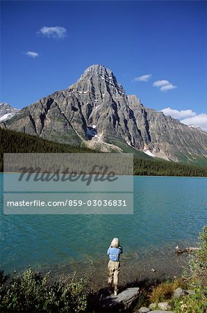 Photographie prise de femme de montagne de la forêt et le lac