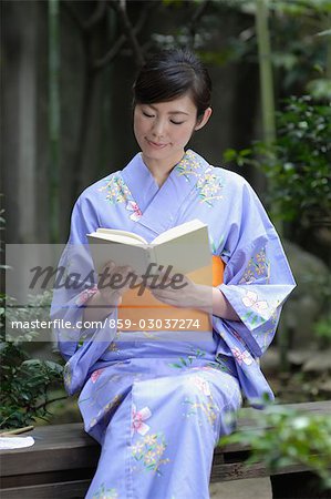 Femme dans un Kimono d'été