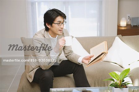 Mann sitzt auf der Couch