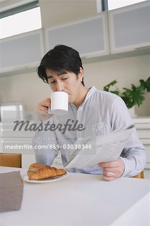 Mann, Kaffee zu geniessen