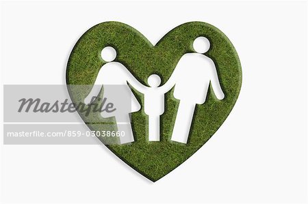 Famille se tenant debout sur herbe, main dans la main