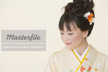 Femme japonaise avec chignon regardant vers le bas