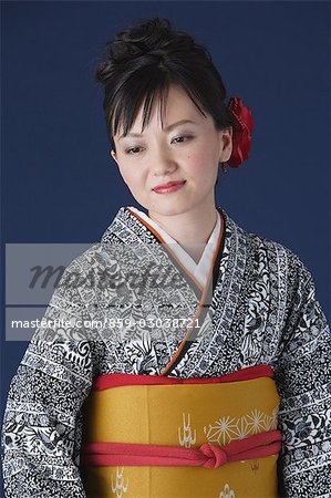 Femme japonaise en Kimono portant