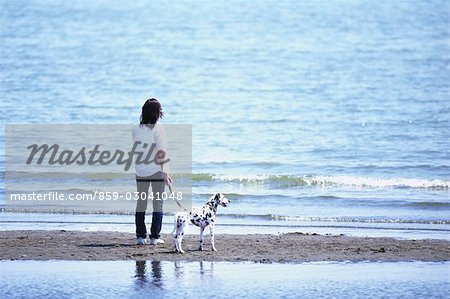 Femmes avec chien à la plage