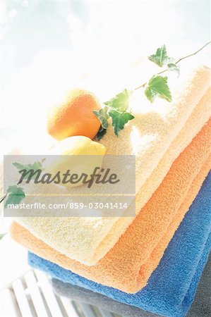 Zitrone und Orange auf einem Handtuch