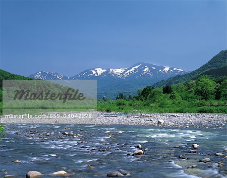 Ruhe-Fluss und die Felsen