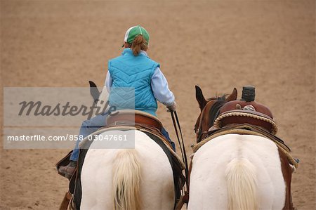 Fille sur cheval escorter un autre