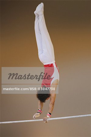 Gymnaste balançant inégale barres parallèles