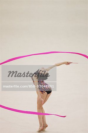 Seitenansicht des ein junges Mädchen, Rhythmische Gymnastik mit Multifunktionsleiste Ausführen