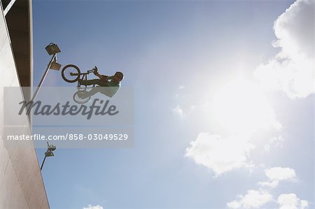 Biker sauter avec son vélo au skatepark