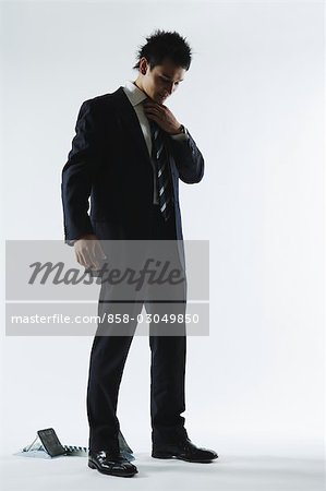Homme d'affaires vérifiant sa cravate