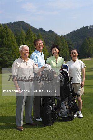 Vue de face de golfeurs permanent avec des sacs de golf