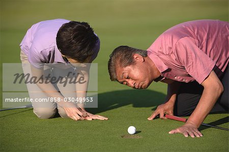 Paar Blasen auf einem Golfball