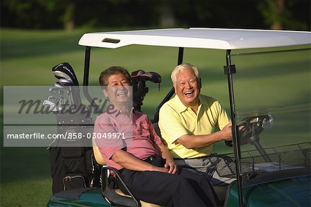 Männer fahren Golf-cart