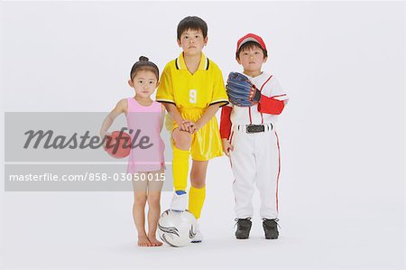Enfants jouant avec des boules