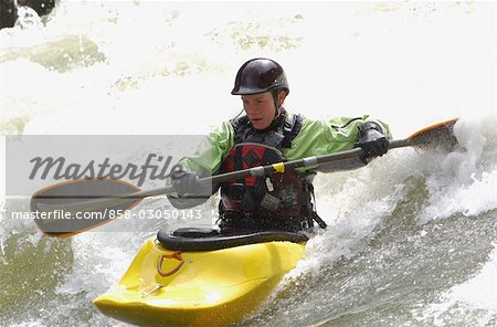 Kajakfahrer, die Verhandlungen über den Fluss