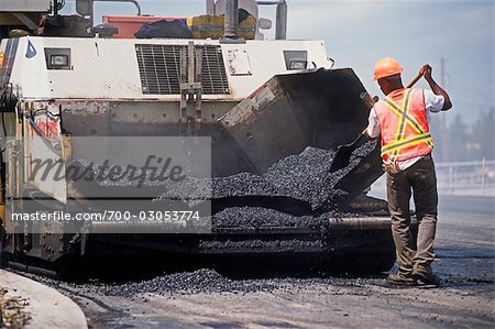 Arbeiter Schaufeln Asphalt für Road Pflasterung, Calgary, Alberta, Kanada