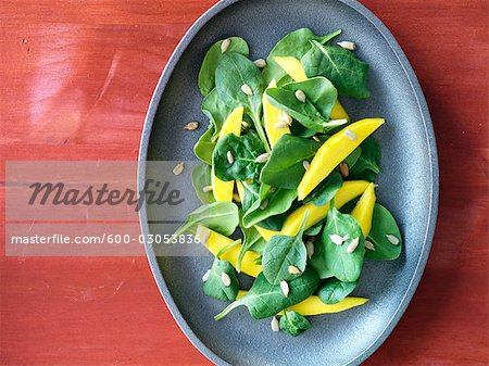 Salade d'épinards avec mangue et graines de sésame