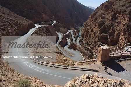 Route de montagne sinueuse, gorges du Dadès, Maroc, Afrique du Nord, Afrique