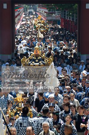 Mikoshi tragbaren Schrein von den Göttern Parade und Menschenmassen, Sanja Matsuri Festival, Sensoji-Tempel, Asakusa Jinja, Asakusa, Tokio, Japan, Asien