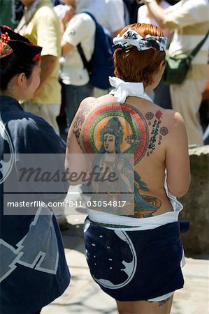 Mädchen mit Shiva Tattoo auf Rücken, Sanja Matsuri Festival, Sensoji-Tempel, Asakusa Jinja, Asakusa, Tokio, Japan, Asien