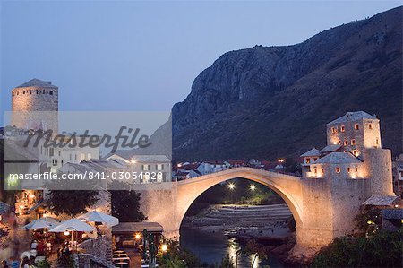 Pont de la paix de Stari Most sur la rivière Neretva, soirée, Mostar, Bosnie, Bosnie-Herzégovine, Europe