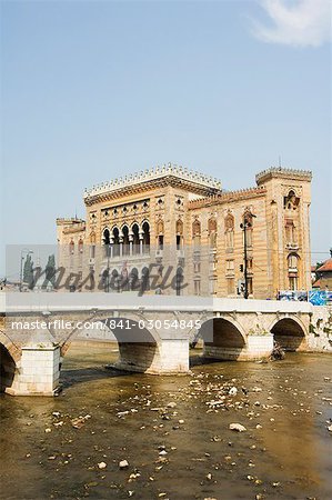 Renforcement de la rivière Miljacka, Old Town Hall, la National et bibliothèque universitaire Austro hongrois, Sarajevo, Bosnie, Europe