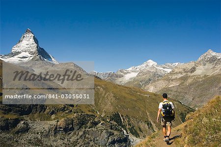 Randonneur randonnée sur le sentier près du Cervin, 4477m, Zermatt Alpine Resort, Valais, Suisse, Europe