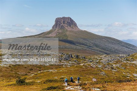 Randonneurs marchant vers Barn Bluff sur la voie terrestre en berceau Lake St. Clair Parc National du Mont, partie de la nature sauvage de Tasmanie, UNESCO World Heritage Site, Tasmanie, Australie, Pacifique