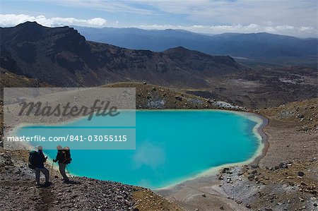Les randonneurs près des lacs émeraude sur le Tongariro Crossing, Parc National de Tongariro, patrimoine mondial de l'UNESCO, le plus ancien parc national de Pacific North Island, New Zealand, New Zealand, Zone volcanique de Taupo, Les randonneurs près des lacs émeraude sur le Tongariro Crossing, Parc National de Tongariro, patrimoine mondial de l'UNESCO, le plus ancien parc national de Pacific North Island, New Zealand, New Zealand, Zone volcanique de Taupo,