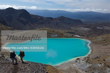 Les randonneurs près des lacs émeraude sur le Tongariro Crossing, Parc National de Tongariro, patrimoine mondial de l'UNESCO, le plus ancien parc national de Pacific North Island, New Zealand, New Zealand, Zone volcanique de Taupo,