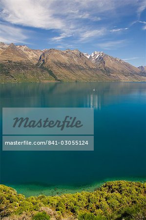 Eaux claires du lac Wakatipu, près de Queenstown, Otago, île du Sud, Nouvelle-Zélande, Pacifique Eaux claires du lac Wakatipu, près de Queenstown, Otago, île du Sud, Nouvelle-Zélande, Pacifique