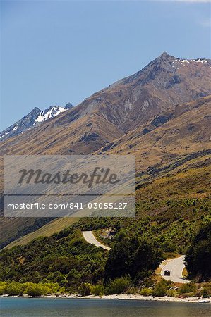 Une route sinueuse de montagne au bord du lac Wakatipu, près de Queenstown, Otago, île du Sud, Nouvelle-Zélande, Pacifique Une route sinueuse de montagne au bord du lac Wakatipu, près de Queenstown, Otago, île du Sud, Nouvelle-Zélande, Pacifique