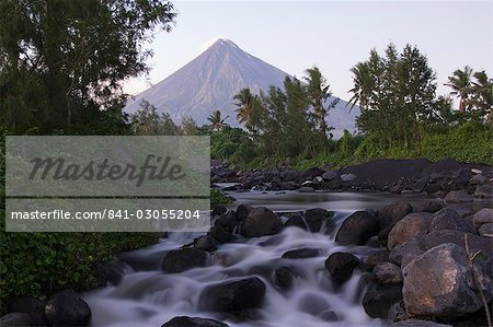 Cascade sous Mont Mayon, 2462m, un cône volcanique avec panache de fumée, Province de Bicol, sud-est de Luzon, aux Philippines, Asie du sud-est, Asie Cascade sous Mont Mayon, 2462m, un cône volcanique avec panache de fumée, Province de Bicol, sud-est de Luzon, aux Philippines, Asie du sud-est, Asie