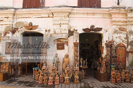 Local handicraft shop in Spanish Old Town, ancestral homes and colonial era mansions built by Chinese merchants, UNESCO World Heritage Site, Vigan, Ilocos Province, Luzon, Philippines, Southeast Asia, Asia