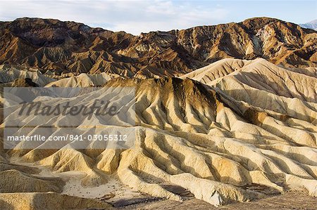 Lumière matinale sur paysage ondulé badlands à Zabriskie Point, Death Valley National Park, California, États-Unis d'Amérique, Amérique du Nord