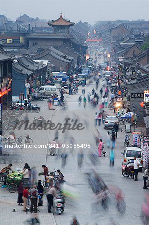 Gens dans la vieille ville, un patrimoine mondial de l'UNESCO, la ville de Pingyao, Shanxi Province, la Chine, l'Asie Gens dans la vieille ville, un patrimoine mondial de l'UNESCO, la ville de Pingyao, Shanxi Province, la Chine, l'Asie