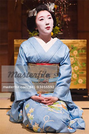 Maiko (Lehrling Geisha) Unterhaltung in Kyoto, Insel Honshu, Japan, Asien