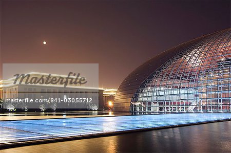 Vollmond über dem sowjetischen Stil große Halle des Volkes kontrastiert mit The National Theatre Opera House, auch bekannt als The Egg, entworfen von dem französischen Architekten Paul Andreu und machte mit Glas und Titan, eröffnet 2007, Peking, China, Asien